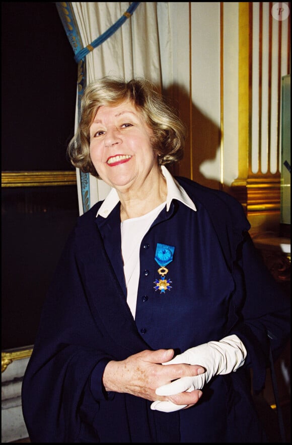 Suzy Delair reçoit les insignes de chevalier de l'ordre national de la Légion d'honneur à Paris en 2000.