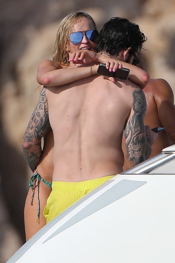 Exclusif - La catcheuse Danielle Moinet (nom de scène Summer Rae) en bikini sur un yacht lors de ses vacances à Cabo San Lucas avec son compagnon (short jaune) le 9 janvier 2018.