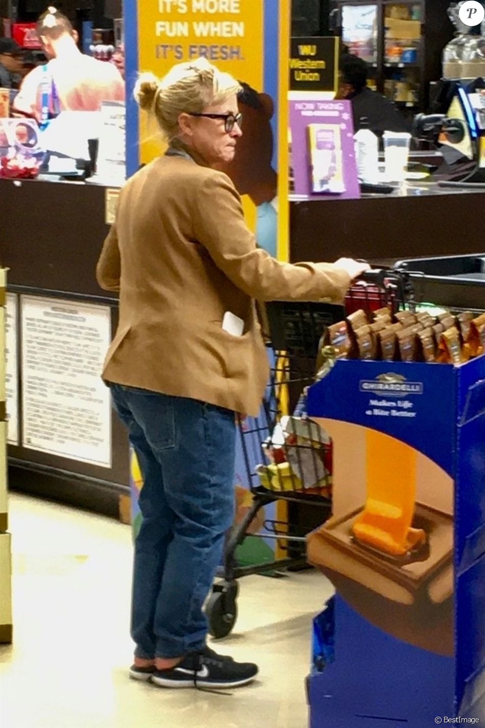 Exclusif - Patricia Arquette fait ses courses dans un supermarché à Los Angeles le 5 janvier 2020.