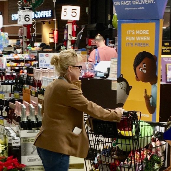 Exclusif - Patricia Arquette fait ses courses dans un supermarché à Los Angeles le 5 janvier 2020.