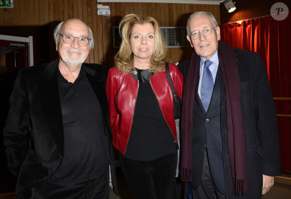 Jean-Louis Livi avec Patrick Le Lay et sa femme Dominique lors de la générale de la pièce "La maison d'à côté " au Théâtre du Petit Saint-Martin à Paris le 21 janvier 2015.