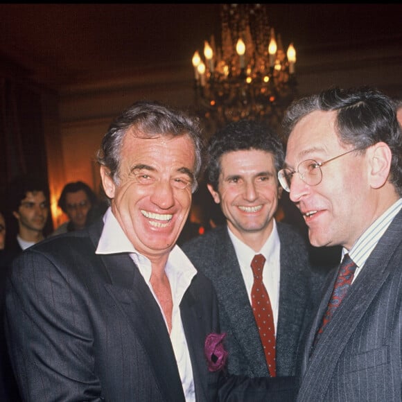 Jean-Paul Belmondo et Patrick Le Lay (au centre, Claude Lelouch) en novembre 1988 lors de la première du film Itinéraire d'un enfant gâté.