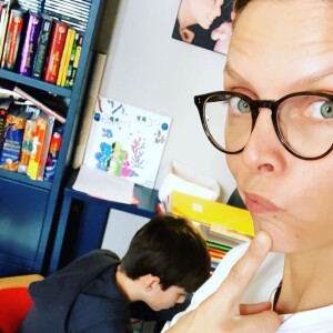 Sylvie Tellier fait l'école à la maison pendant le confinement, photo Instagram du 19 mars 2020