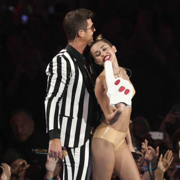 Miley Cyrus et Robin Thicke lors des MTV Video Music Awards 2013 à Brooklyn. Le 25 août 2013.