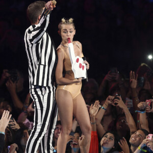 Miley Cyrus et Robin Thicke lors des MTV Video Music Awards 2013 à Brooklyn. Le 25 août 2013.