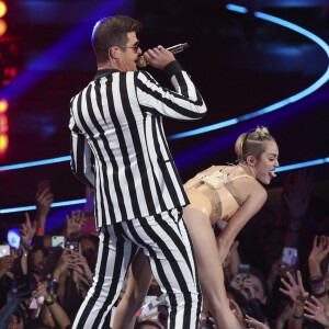 Miley Cyrus et Robin Thicke lors des MTV Video Music Awards 2013 à Brooklyn. Le 25 août 2013.