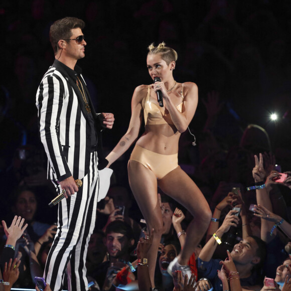 Miley Cyrus et Robin Thicke lors des MTV Video Music Awards 2013 à Brooklyn. Le 25 août 2013.