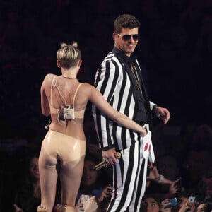 Miley Cyrus et Robin Thicke lors des MTV Video Music Awards 2013 à Brooklyn. Le 25 août 2013.