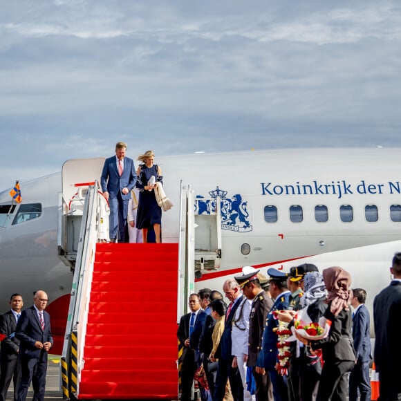 Le roi Willem-Alexander des Pays-Bas et la reine Maxima des Pays-Bas à leur arrivée à l'aéroport Halim Perdanakusuma de Jakarta, le 9 mars 2020.