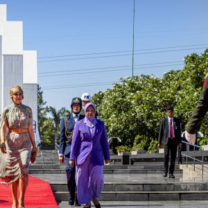 Le roi Willem-Alexander et la reine Maxima des Pays-Bas ont déposé une gerbe de fleurs lors d'une cérémonie hommage au cimetière des héros de Kalibata à Jakarta, à l'occasion d'un voyage officiel en Indonésie, le 10 mars 2020