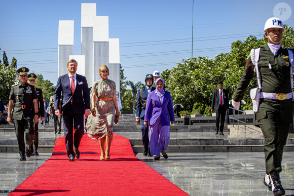 Le roi Willem-Alexander et la reine Maxima des Pays-Bas ont déposé une gerbe de fleurs lors d'une cérémonie hommage au cimetière des héros de Kalibata à Jakarta, à l'occasion d'un voyage officiel en Indonésie, le 10 mars 2020