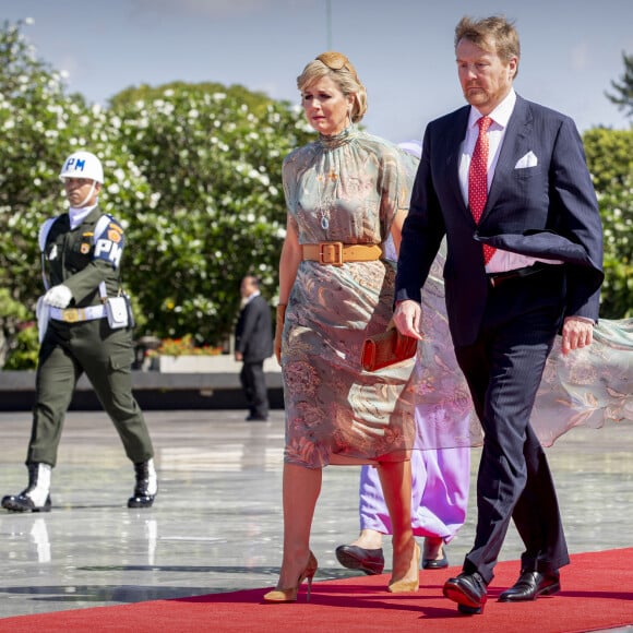 Le roi Willem-Alexander et la reine Maxima des Pays-Bas ont déposé une gerbe de fleurs lors d'une cérémonie hommage au cimetière des héros de Kalibata à Jakarta, à l'occasion d'un voyage officiel en Indonésie, le 10 mars 2020