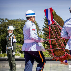 Le roi Willem-Alexander et la reine Maxima des Pays-Bas ont déposé une gerbe de fleurs lors d'une cérémonie hommage au cimetière des héros de Kalibata à Jakarta, à l'occasion d'un voyage officiel en Indonésie, le 10 mars 2020