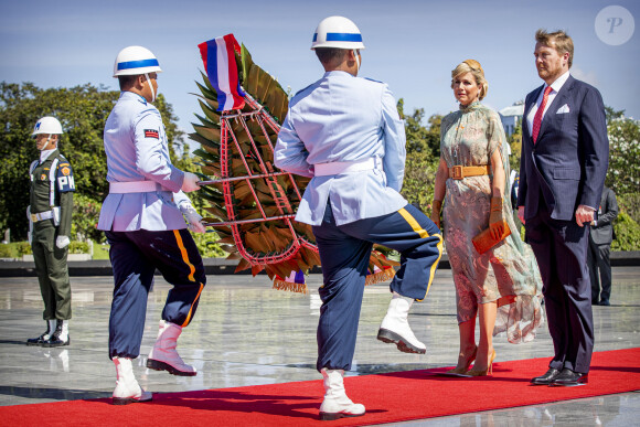 Le roi Willem-Alexander et la reine Maxima des Pays-Bas ont déposé une gerbe de fleurs lors d'une cérémonie hommage au cimetière des héros de Kalibata à Jakarta, à l'occasion d'un voyage officiel en Indonésie, le 10 mars 2020