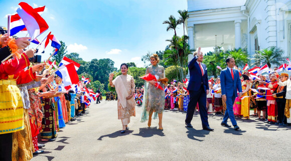 Le roi Willem-Alexander et la reine Maxima des Pays-Bas ont été accueillis par le président Joao Widodo et sa femme Iriana au palais présidentiel de Jakarta, à l'occasion d'un voyage officiel en Indonésie, le 10 mars 2020.