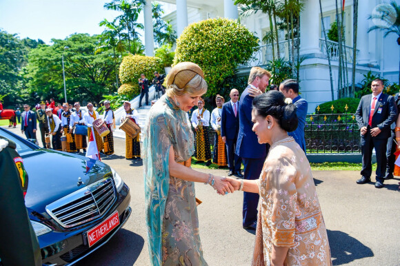 Le roi Willem-Alexander et la reine Maxima des Pays-Bas ont été accueillis par le président Joao Widodo et sa femme Iriana au palais présidentiel de Jakarta, à l'occasion d'un voyage officiel en Indonésie, le 10 mars 2020.