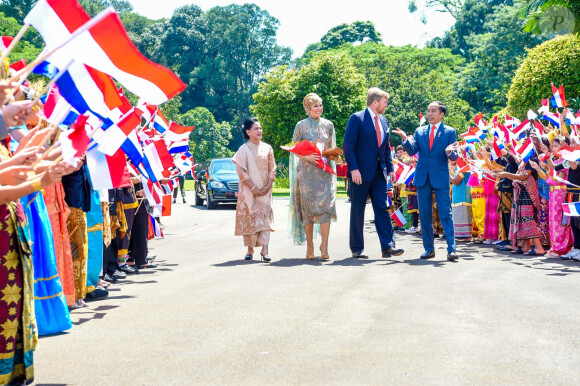 Le roi Willem-Alexander et la reine Maxima des Pays-Bas ont été accueillis par le président Joao Widodo et sa femme Iriana au palais présidentiel de Jakarta, à l'occasion d'un voyage officiel en Indonésie, le 10 mars 2020.