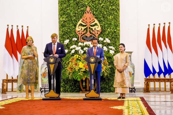 Le roi Willem-Alexander et la reine Maxima des Pays-Bas ont été accueillis par le président Joao Widodo et sa femme Iriana au palais présidentiel de Jakarta, à l'occasion d'un voyage officiel en Indonésie, le 10 mars 2020.