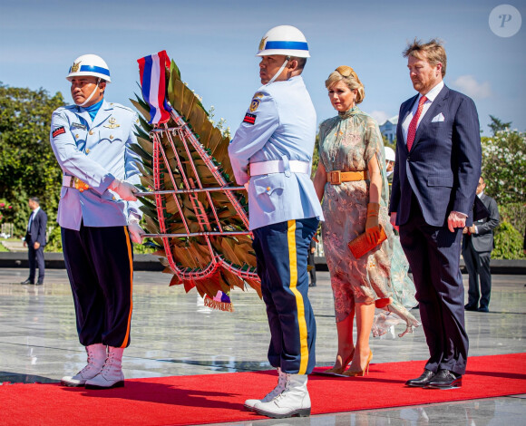 Le roi Willem-Alexander et la reine Maxima des Pays-Bas ont déposé une gerbe de fleurs lors d'une cérémonie hommage au cimetière des héros de Kalibata à Jakarta, à l'occasion d'un voyage officiel en Indonésie, le 10 mars 2020