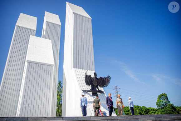 Le roi Willem-Alexander et la reine Maxima des Pays-Bas ont déposé une gerbe de fleurs lors d'une cérémonie hommage au cimetière des héros de Kalibata à Jakarta, à l'occasion d'un voyage officiel en Indonésie, le 10 mars 2020
