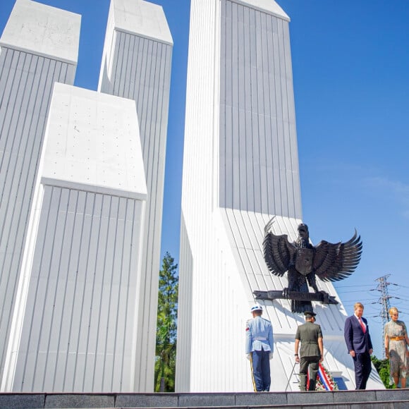 Le roi Willem-Alexander et la reine Maxima des Pays-Bas ont déposé une gerbe de fleurs lors d'une cérémonie hommage au cimetière des héros de Kalibata à Jakarta, à l'occasion d'un voyage officiel en Indonésie, le 10 mars 2020