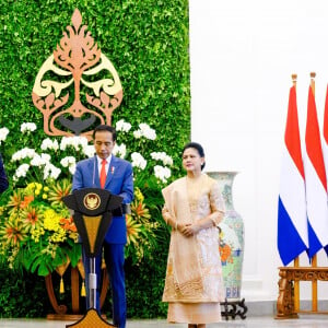 Le roi Willem-Alexander et la reine Maxima des Pays-Bas ont été accueillis par le président Joao Widodo et sa femme Iriana au palais présidentiel de Jakarta, à l'occasion d'un voyage officiel en Indonésie, le 10 mars 2020.