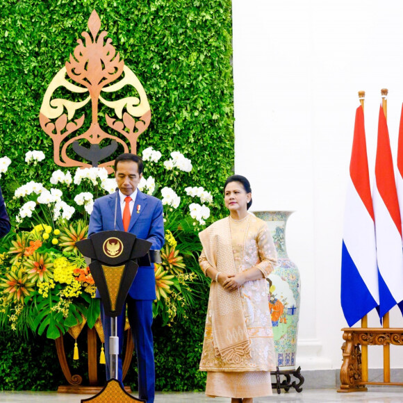 Le roi Willem-Alexander et la reine Maxima des Pays-Bas ont été accueillis par le président Joao Widodo et sa femme Iriana au palais présidentiel de Jakarta, à l'occasion d'un voyage officiel en Indonésie, le 10 mars 2020.