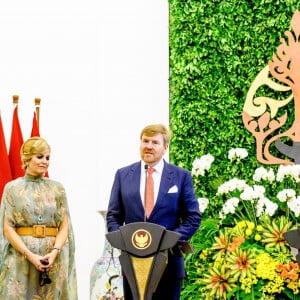 Le roi Willem-Alexander et la reine Maxima des Pays-Bas ont été accueillis par le président Joao Widodo et sa femme Iriana au palais présidentiel de Jakarta, à l'occasion d'un voyage officiel en Indonésie, le 10 mars 2020.