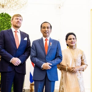 Le roi Willem-Alexander et la reine Maxima des Pays-Bas ont été accueillis par le président Joao Widodo et sa femme Iriana au palais présidentiel de Jakarta, à l'occasion d'un voyage officiel en Indonésie, le 10 mars 2020.