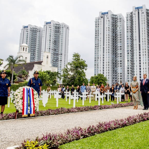 Le roi Willem-Alexander et la reine Maxima des Pays-Bas lors d'une cérémonie commémorative au cimetière Menteng Pulo à Jakarta, à l'occasion d'un voyage officiel en Indonésie. Le 10 mars 2020  King Willem-Alexander and Queen Maxima of The Netherlands during a wreath laying ceremony at the Dutch remembrance field Menteng Pulo in Jakarta, Indonesia, 10 March 2020. The Dutch King and Queen are in Indonesia for their 4 day State Visit. Photo: Patrick van Katwijk/BSR Agency03/01/2016 - Jakarta