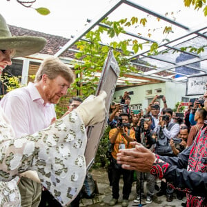 Le roi Willem-Alexander et la reine Maxima des Pays-Bas se sont rendus à Kampoeng Connected et au magasin The voice of Jogja à Yogyakarta, à l'occasion d'un voyage officiel en Indonésie. Le 11 mars 2020  King Willem-Alexander and Queen Maxima of The Netherlands visit Kampoeng Connected and the shop The Voice of Jogja in Yogyakarta in Indonesia, 11 March 2020. The Dutch King and Queen are in Indonesia for their 4 day State Visit. Connected Kampong is a village next to the Palace of Kraton, houses in the village were connected years ago during a special project to the internet that made economic and social activities possible. The shop Voice of Jogja sells Batik shirts.11/03/2020 - Yogyakarta