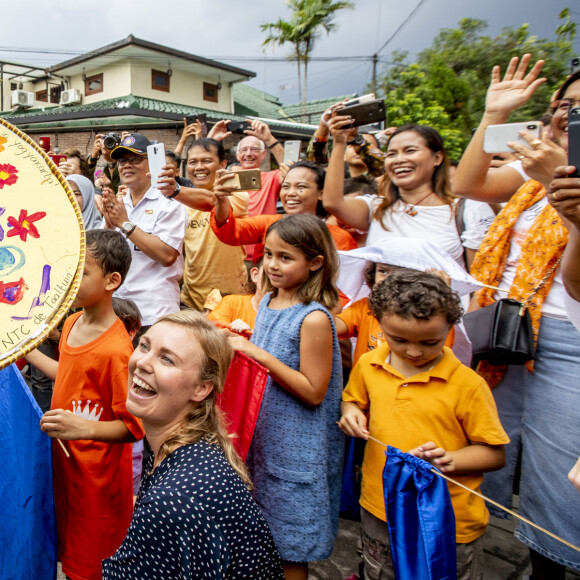 La reine Maxima des Pays-Bas s'est rendue à Kampoeng Connected et au magasin The voice of Jogja à Yogyakarta, à l'occasion d'un voyage officiel en Indonésie. Le 11 mars 2020  King Willem-Alexander and Queen Maxima of The Netherlands visit Kampoeng Connected and the shop The Voice of Jogja in Yogyakarta in Indonesia, 11 March 2020. The Dutch King and Queen are in Indonesia for their 4 day State Visit. Connected Kampong is a village next to the Palace of Kraton, houses in the village were connected years ago during a special project to the internet that made economic and social activities possible. The shop Voice of Jogja sells Batik shirts.11/03/2020 - Yogyakarta