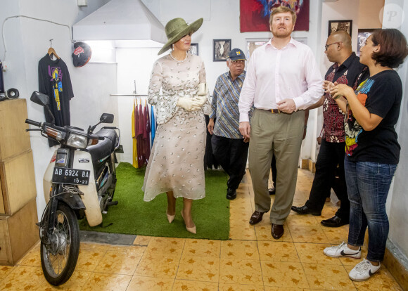 Le roi Willem-Alexander et la reine Maxima des Pays-Bas se sont rendus à Kampoeng Connected et au magasin The voice of Jogja à Yogyakarta, à l'occasion d'un voyage officiel en Indonésie. Le 11 mars 2020  King Willem-Alexander and Queen Maxima of The Netherlands visit Kampoeng Connected and the shop The Voice of Jogja in Yogyakarta in Indonesia, 11 March 2020. The Dutch King and Queen are in Indonesia for their 4 day State Visit. Connected Kampong is a village next to the Palace of Kraton, houses in the village were connected years ago during a special project to the internet that made economic and social activities possible. The shop Voice of Jogja sells Batik shirts.11/03/2020 - Yogyakarta