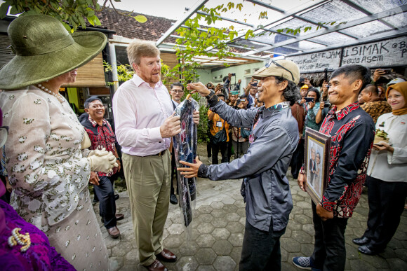 Le roi Willem-Alexander et la reine Maxima des Pays-Bas se sont rendus à Kampoeng Connected et au magasin The voice of Jogja à Yogyakarta, à l'occasion d'un voyage officiel en Indonésie. Le 11 mars 2020  King Willem-Alexander and Queen Maxima of The Netherlands visit Kampoeng Connected and the shop The Voice of Jogja in Yogyakarta in Indonesia, 11 March 2020. The Dutch King and Queen are in Indonesia for their 4 day State Visit. Connected Kampong is a village next to the Palace of Kraton, houses in the village were connected years ago during a special project to the internet that made economic and social activities possible. The shop Voice of Jogja sells Batik shirts.11/03/2020 - Yogyakarta
