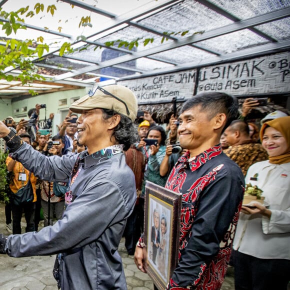 Le roi Willem-Alexander et la reine Maxima des Pays-Bas se sont rendus à Kampoeng Connected et au magasin The voice of Jogja à Yogyakarta, à l'occasion d'un voyage officiel en Indonésie. Le 11 mars 2020  King Willem-Alexander and Queen Maxima of The Netherlands visit Kampoeng Connected and the shop The Voice of Jogja in Yogyakarta in Indonesia, 11 March 2020. The Dutch King and Queen are in Indonesia for their 4 day State Visit. Connected Kampong is a village next to the Palace of Kraton, houses in the village were connected years ago during a special project to the internet that made economic and social activities possible. The shop Voice of Jogja sells Batik shirts.11/03/2020 - Yogyakarta