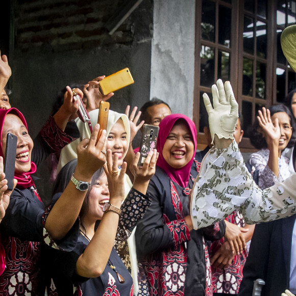 La reine Maxima des Pays-Bas s'est rendue à Kampoeng Connected et au magasin The voice of Jogja à Yogyakarta, à l'occasion d'un voyage officiel en Indonésie. Le 11 mars 2020  King Willem-Alexander and Queen Maxima of The Netherlands visit Kampoeng Connected and the shop The Voice of Jogja in Yogyakarta in Indonesia, 11 March 2020. The Dutch King and Queen are in Indonesia for their 4 day State Visit. Connected Kampong is a village next to the Palace of Kraton, houses in the village were connected years ago during a special project to the internet that made economic and social activities possible. The shop Voice of Jogja sells Batik shirts.11/03/2020 - Yogyakarta