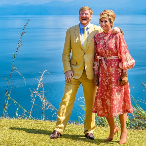 Le roi Willem-Alexander et la reine Maxima des Pays-Bas visitent Toba Samosir lors de leur voyage officiel en Indonésie, le 11 mars 2020.  King Willem-Alexander and Queen Maxima of The Netherlands posing at the Toba Samosir during their State Visit to Indonesia.11/03/2020 - Sumatra