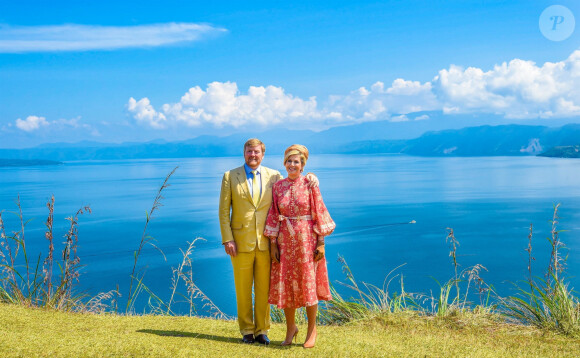 Le roi Willem-Alexander et la reine Maxima des Pays-Bas visitent Toba Samosir lors de leur voyage officiel en Indonésie, le 11 mars 2020.  King Willem-Alexander and Queen Maxima of The Netherlands posing at the Toba Samosir during their State Visit to Indonesia.11/03/2020 - Sumatra