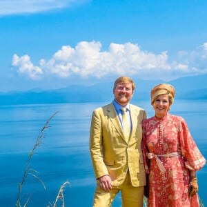 Le roi Willem-Alexander et la reine Maxima des Pays-Bas visitent Toba Samosir lors de leur voyage officiel en Indonésie, le 11 mars 2020.  King Willem-Alexander and Queen Maxima of The Netherlands posing at the Toba Samosir during their State Visit to Indonesia.11/03/2020 - Sumatra