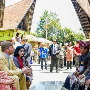 Le roi Willem-Alexander et la reine Maxima des Pays-Bas visitent Toba Samosir lors de leur voyage officiel en Indonésie, le 11 mars 2020.  King Willem-Alexander and Queen Maxima of The Netherlands posing at the Toba Samosir during their State Visit to Indonesia.11/03/2020 - Sumatra