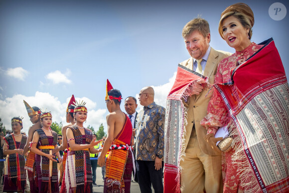 Le roi Willem-Alexander et la reine Maxima des Pays-Bas visitent Batak dans le hameau de Siambat Dalan, village de Lintong Nihuta, lors de leur voyage officiel en Indonésie, le 12 mars 2020.  King Willem-Alexander and Queen Maxima of The Netherlands arrive at the airport Silangit in Sumatra, Indonesia, 12 March 2020. The Dutch King and Queen are in Indonesia for their 3 day State Visit.12/03/2020 - Tobalake