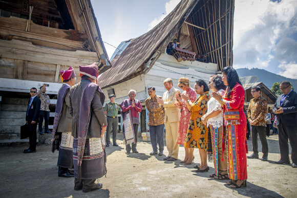 Le roi Willem-Alexander et la reine Maxima des Pays-Bas visitent Batak dans le hameau de Siambat Dalan, village de Lintong Nihuta, lors de leur voyage officiel en Indonésie, le 12 mars 2020.  King Willem-Alexander and Queen Maxima of The Netherlands arrive at the airport Silangit in Sumatra, Indonesia, 12 March 2020. The Dutch King and Queen are in Indonesia for their 3 day State Visit.12/03/2020 - Tobalake