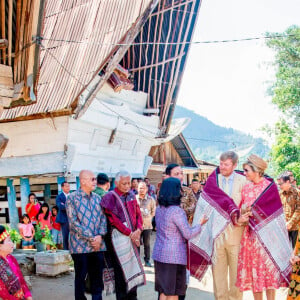 Le roi Willem Alexander et la reine Maxima, en visite d'état en Indonésie, posent sur L'île de Samosir, située sur le lac Toba le 11 mars 2020.  Sumatra, Indonesia - King Willem-Alexander and Queen Maxima of The Netherlands posing at the Toba Samosir during their State Visit to Indonesia.11/03/2020 - Sumatra