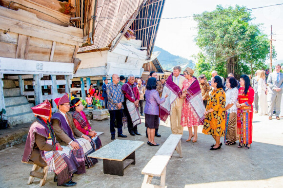 Le roi Willem Alexander et la reine Maxima, en visite d'état en Indonésie, posent sur L'île de Samosir, située sur le lac Toba le 11 mars 2020.  Sumatra, Indonesia - King Willem-Alexander and Queen Maxima of The Netherlands posing at the Toba Samosir during their State Visit to Indonesia.11/03/2020 - Sumatra
