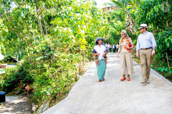 Le roi Willem Alexander et la reine Maxima, en visite d'état en Indonésie, posent sur L'île de Samosir, située sur le lac Toba le 11 mars 2020.  Sumatra, Indonesia - King Willem-Alexander and Queen Maxima of The Netherlands posing at the Toba Samosir during their State Visit to Indonesia.11/03/2020 - Sumatra