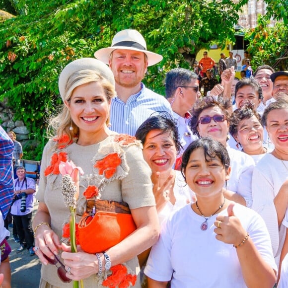 Le roi Willem Alexander et la reine Maxima, en visite d'état en Indonésie, posent sur L'île de Samosir, située sur le lac Toba le 12 mars 2020.  Sumatra, Indonesia - King Willem-Alexander and Queen Maxima of The Netherlands posing at the Toba Samosir during their State Visit to Indonesia.11/03/2020 - Sumatra