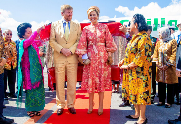 Le roi Willem Alexander et la reine Maxima, en visite d'état en Indonésie, posent sur L'île de Samosir, située sur le lac Toba le 11 mars 2020.  Sumatra, Indonesia - King Willem-Alexander and Queen Maxima of The Netherlands posing at the Toba Samosir during their State Visit to Indonesia.11/03/2020 - Sumatra