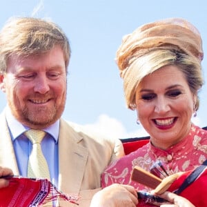 Le roi Willem Alexander et la reine Maxima, en visite d'état en Indonésie, posent sur L'île de Samosir, située sur le lac Toba le 11 mars 2020.  Sumatra, Indonesia - King Willem-Alexander and Queen Maxima of The Netherlands posing at the Toba Samosir during their State Visit to Indonesia.11/03/2020 - Sumatra