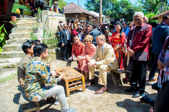 Le roi Willem Alexander et la reine Maxima, en visite d'état en Indonésie, posent sur L'île de Samosir, située sur le lac Toba le 11 mars 2020.  Sumatra, Indonesia - King Willem-Alexander and Queen Maxima of The Netherlands posing at the Toba Samosir during their State Visit to Indonesia.11/03/2020 - Sumatra