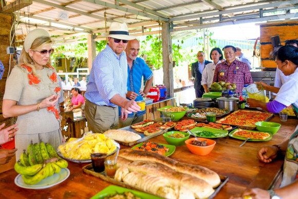 Le roi Willem Alexander et la reine Maxima, en visite d'état en Indonésie, posent sur L'île de Samosir, située sur le lac Toba le 12 mars 2020.  Sumatra, Indonesia - King Willem-Alexander and Queen Maxima of The Netherlands posing at the Toba Samosir during their State Visit to Indonesia.11/03/2020 - Sumatra